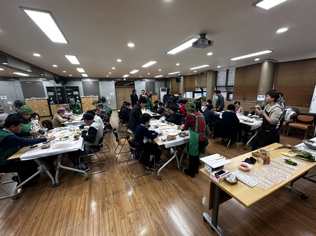 명륜1동 사랑의 샌드위치 만들기 지역 어르신 돕는 따뜻한 나눔 실천